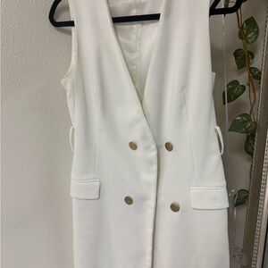Elegant White Sleeveless Dress